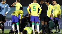 Neymar, en el suelo, lesionado, una foto que refleja lo malo de Brasil.
