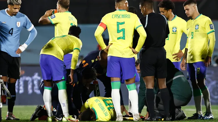Neymar, en el suelo, lesionado, una foto que refleja lo malo de Brasil.