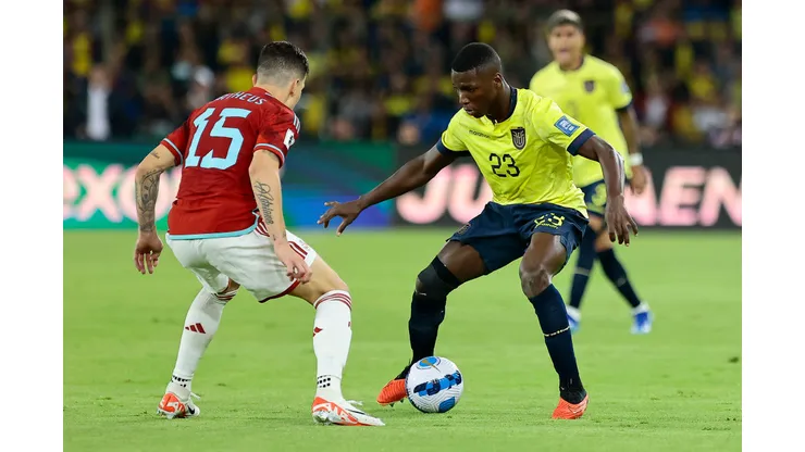 QUITO, ECUADOR - OCTOBER 17: Moises Caicedo of Ecuador competes for the ball with Mateus Uribe of Colombia during a FIFA World Cup 2026 Qualifier match between Ecuador and Colombia at Rodrigo Paz Delgado Stadium on October 17, 2023 in Quito, Ecuador. (Photo by Franklin Jacome/Getty Images)