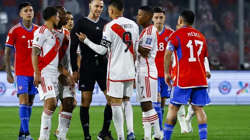 SANTIAGO, CHILE – OCTOBER 12: Referee Wilmar Roldan argues with players during the FIFA World Cup 2026 Qualifier match between Chile and Peru at Estadio Monumental David Arellano on October 12, 2023 in Santiago, Chile. (Photo by Marcelo Hernandez/Getty Images)