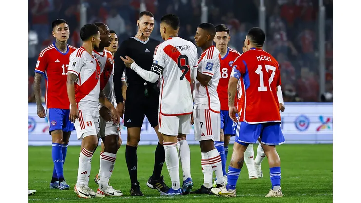 SANTIAGO, CHILE - OCTOBER 12: Referee Wilmar Roldan argues with players during the FIFA World Cup 2026 Qualifier match between Chile and Peru at Estadio Monumental David Arellano on October 12, 2023 in Santiago, Chile. (Photo by Marcelo Hernandez/Getty Images)