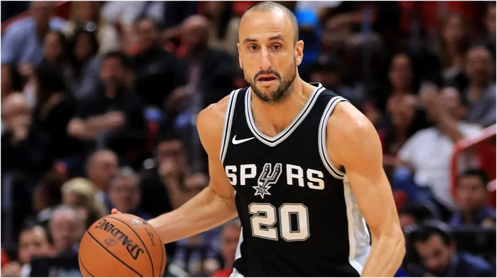 Manu Ginobili hizo de las suyas en la NBA al servicio de San Antonio Spurs (Foto: Mike Ehrmann / Getty Images)