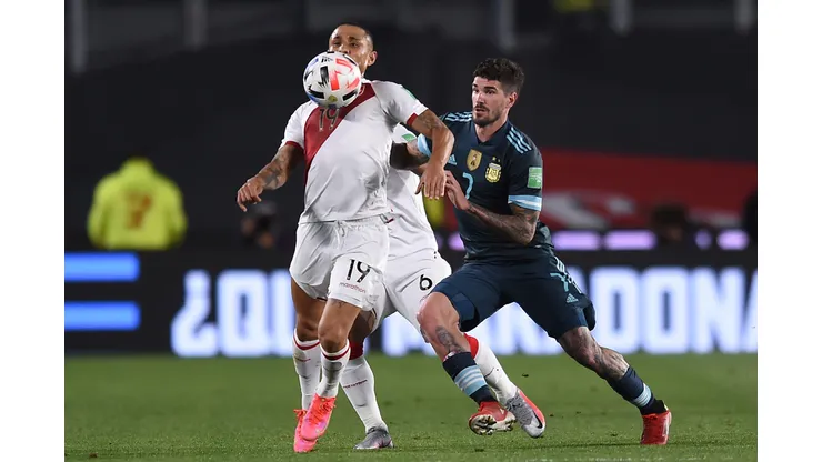 BUENOS AIRES, ARGENTINA - OCTOBER 14: Yoshimar Yotun of Peru and Rodrigo De Paul of Argentina fight for the ball during a match between Argentina and Peru as part of South American Qualifiers for Qatar 2022 at Estadio Monumental Antonio Vespucio Liberti on October 14, 2021 in Buenos Aires, Argentina. (Photo by Marcelo Endelli/Getty Images)