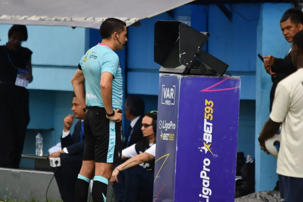 El VAR ya se usa en todos los partidos de la segunda etapa de la LigaPro, pero los aficionados siguen sin poder publicar los audios o los hinchas tener acceso a los mismo. (FOTO: API)