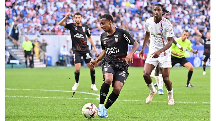 Eli Júnior Kroupi revoluciona el fútbol europeo con su talento.