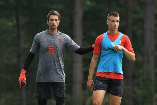 Antonio Mirante (40) y Francesco Camarda (15), entrenan juntos con el primer equipo del AC Milan. (Photo by Giuseppe Cottini/AC Milan via Getty Images)