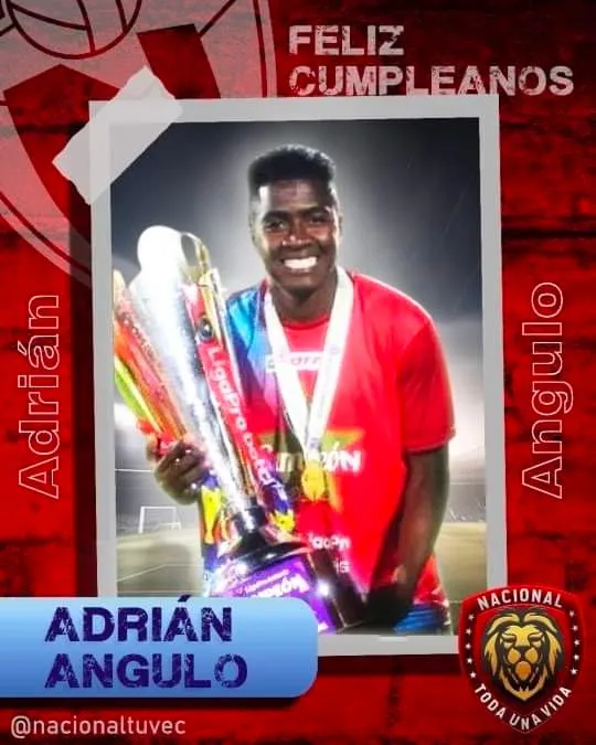 Adrián Angulo con el trofeo de campeón de LigaPro Serie B.