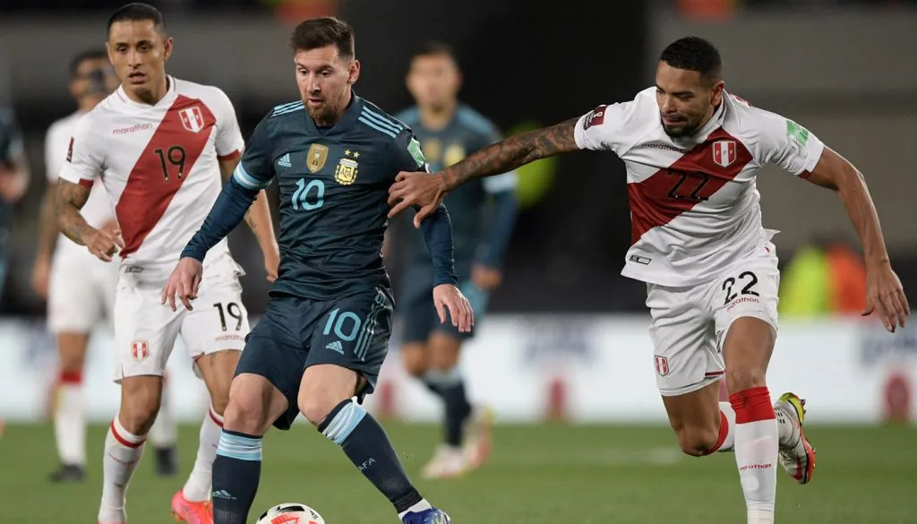 Lionel Messi enfrentando a la Selección Peruana en partido por Eliminatoria. Foto: AP/AFP/Reuters.