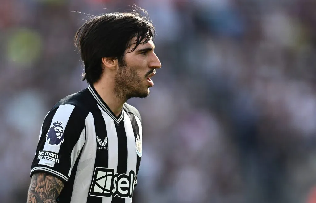 Sandro Tonali en el encuentro entre Newcastle y West Ham (IMAGO / Sebastian Frej)