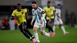BUENOS AIRES, ARGENTINA - SEPTEMBER 7: Moises Caicedo (L) of Ecuador fights for the ball with Lionel Messi (R) of Argentina during a match between Argentina and Ecuador as part of FIFA World Cup 2026 Qualifiers at Estadio Mas Monumental Antonio Vespucio Liberti on September 7, 2023 in Buenos Aires, Argentina. (Photo by Gustavo Ortiz/Jam Media/Getty Images)