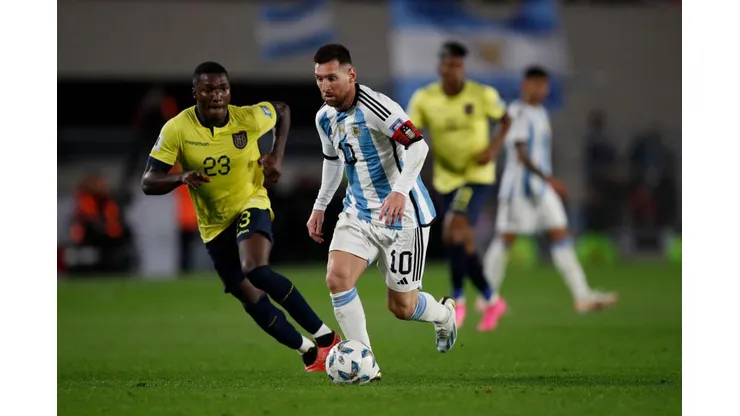 BUENOS AIRES, ARGENTINA - SEPTEMBER 7: Moises Caicedo (L) of Ecuador fights for the ball with Lionel Messi (R) of Argentina during a match between Argentina and Ecuador as part of FIFA World Cup 2026 Qualifiers at Estadio Mas Monumental Antonio Vespucio Liberti on September 7, 2023 in Buenos Aires, Argentina. (Photo by Gustavo Ortiz/Jam Media/Getty Images)