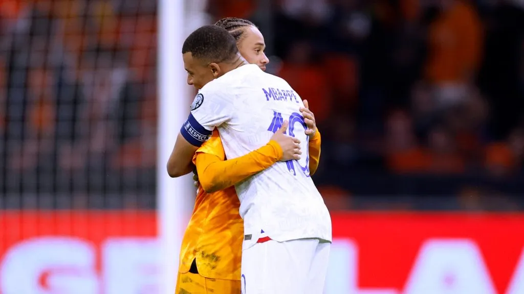 Simons y Mbappé mantienen una buena relación (IMAGO / Laci Perenyi).