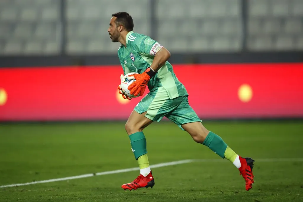 Claudio Bravo en el último partido entre Perú vs. Chile en Lima. (Foto: Getty).