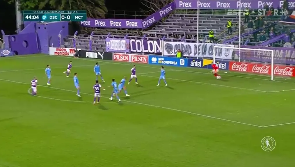 Momento en que Alfonso Barco remata al arco rival. (Foto: captura Star Plus).