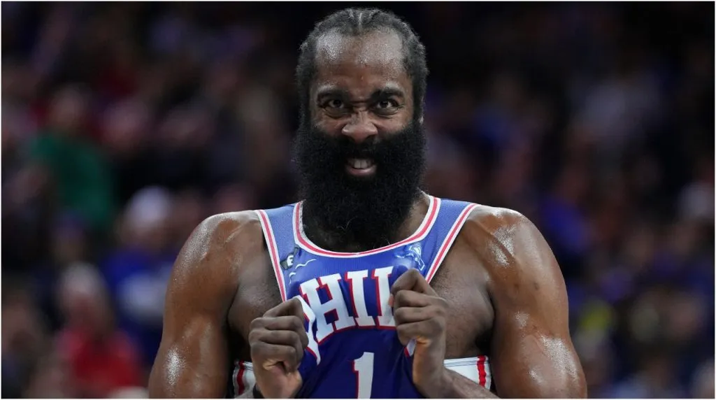 James Harden se encuentra molesto con la directiva de los 767ers (Foto: Mitchell Leff / Getty Images)