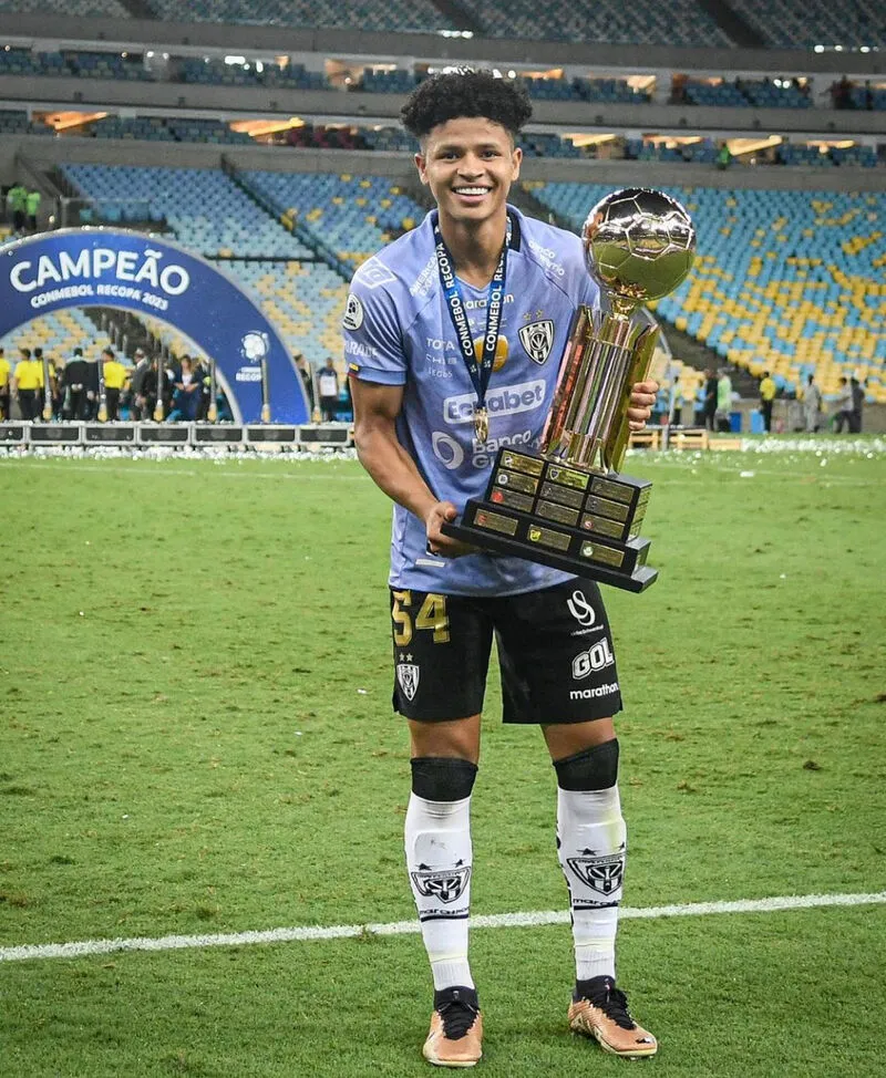 Patrick Mercado de Independiente del Valle con la Recopa Sudamericana ganada en este 2023 vs. Flamengo.