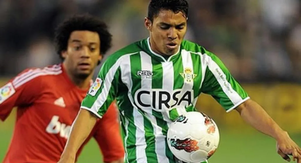 Jefferson Montero disputando un balón con Marcelo, en el partido entre el Real Madrid y el Real Betis.