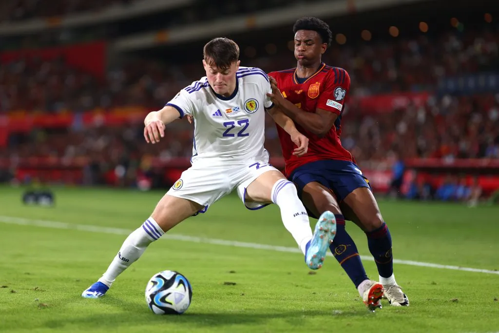Alejandro Balde y Nathan Patterson (Getty)