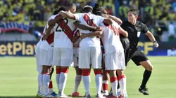BARRANQUILLA, COLOMBIA - JANUARY 28: Players of Peru huddle before a match between Colombia and Peru as part of FIFA World Cup Qatar 2022 Qualifiers at Roberto Melendez Metropolitan Stadium on January 28, 2022 in Barranquilla, Colombia. (Photo by Gabriel Aponte/Getty Images)