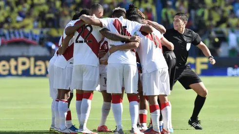 BARRANQUILLA, COLOMBIA – JANUARY 28: Players of Peru huddle before a match between Colombia and Peru as part of FIFA World Cup Qatar 2022 Qualifiers at Roberto Melendez Metropolitan Stadium on January 28, 2022 in Barranquilla, Colombia. (Photo by Gabriel Aponte/Getty Images)