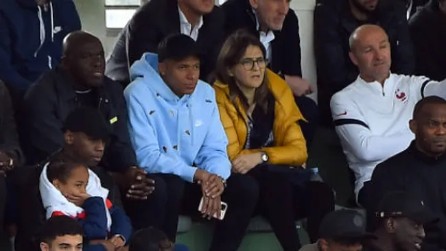 Kylian Mbappé junto a su madre Fayza Lamari. Getty Images.