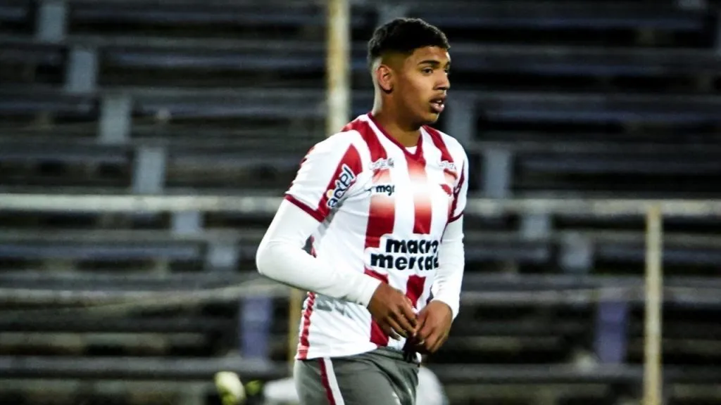 Ihojan Pérez, en su debut oficial con el primer equipo de River Plate (Twitter @cariverplateuru).