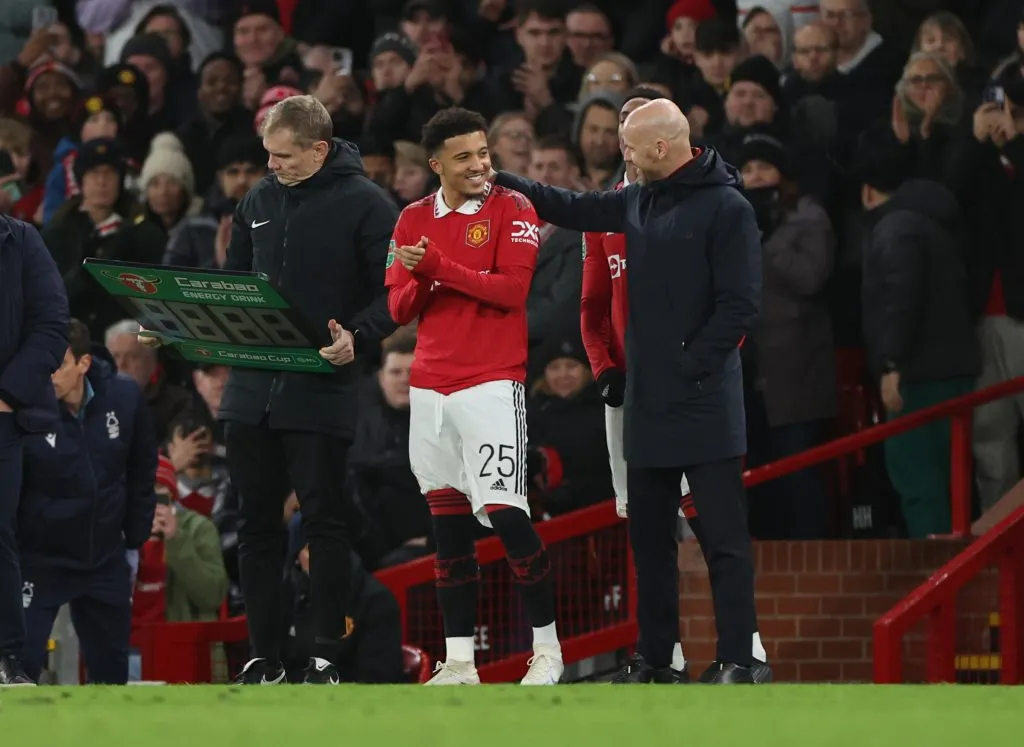 Erik Ten Hag junto a Jadon Sancho en el encuentro entre Manchester United y Nottingham Forest por la semifinal de la Carabao Cup (Getty)
