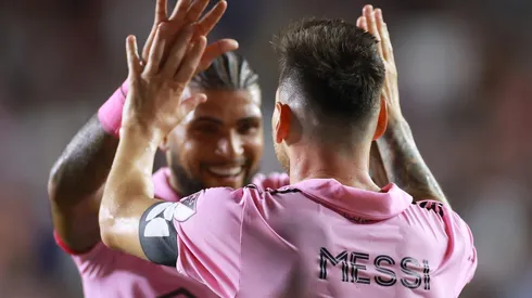 DeAndre Yedlin y Lionel Messi.