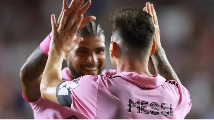 DeAndre Yedlin y Lionel Messi.