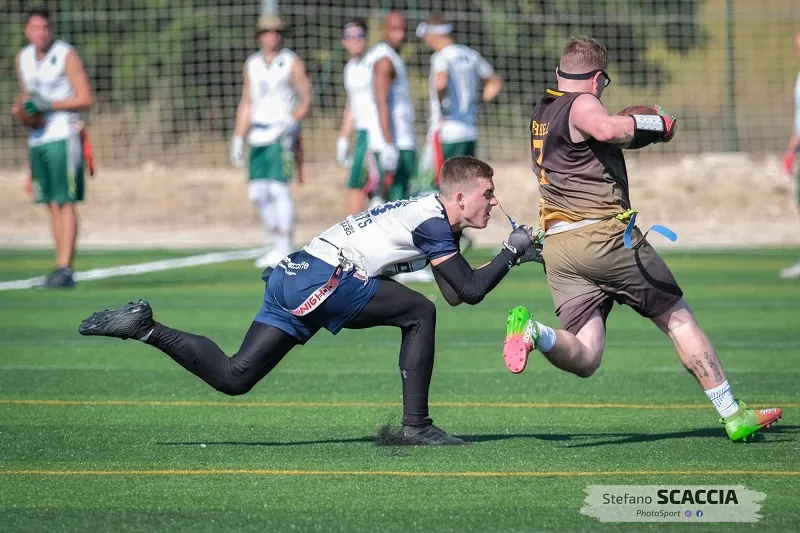 El Flag Football tiene reglas similares al fútbol americano.