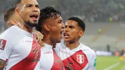 LIMA, PERU - SEPTEMBER 02: Renato Tapia of Perú (C) celebrates with teammates Alexander Callens (L) and Marcos López (R) after scoring the first goal of his team during a match between Peru and Uruguay as part of South American Qualifiers for Qatar 2022 at Estadio Nacional de Lima on September 02, 2021 in Lima, Peru. (Photo by Sebastián Castañeda - Pool/Getty Images)
