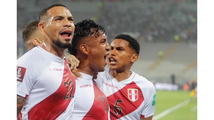LIMA, PERU - SEPTEMBER 02: Renato Tapia of Perú (C) celebrates with teammates Alexander Callens (L) and Marcos López (R) after scoring the first goal of his team during a match between Peru and Uruguay as part of South American Qualifiers for Qatar 2022 at Estadio Nacional de Lima on September 02, 2021 in Lima, Peru. (Photo by Sebastián Castañeda - Pool/Getty Images)