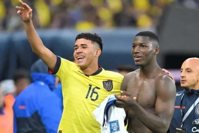 Kendry Páez y Moisés Caicedo, ambos volantes del Chelsea y la Selección de Ecuador.