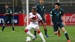 LIMA, PERU - NOVEMBER 17: Christian Cueva of Peru controls the ball against Lionel Messi of Argentina during a match between Peru and Argentina as part of South American Qualifiers for World Cup FIFA Qatar 2022 at Estadio Nacional de Lima on November 17, 2020 in Lima, Peru. (Photo by Sebastian Castaneda-Pool/Getty Images)