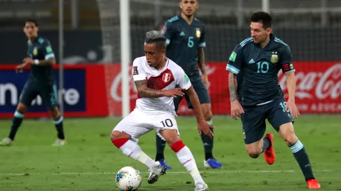 LIMA, PERU - NOVEMBER 17: Christian Cueva of Peru controls the ball against Lionel Messi of Argentina during a match between Peru and Argentina as part of South American Qualifiers for World Cup FIFA Qatar 2022 at Estadio Nacional de Lima on November 17, 2020 in Lima, Peru. (Photo by Sebastian Castaneda-Pool/Getty Images)