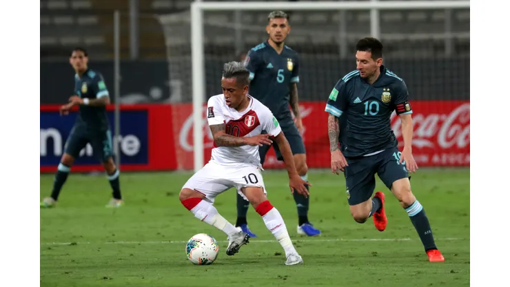 LIMA, PERU - NOVEMBER 17: Christian Cueva of Peru controls the ball against Lionel Messi of Argentina during a match between Peru and Argentina as part of South American Qualifiers for World Cup FIFA Qatar 2022 at Estadio Nacional de Lima on November 17, 2020 in Lima, Peru. (Photo by Sebastian Castaneda-Pool/Getty Images)