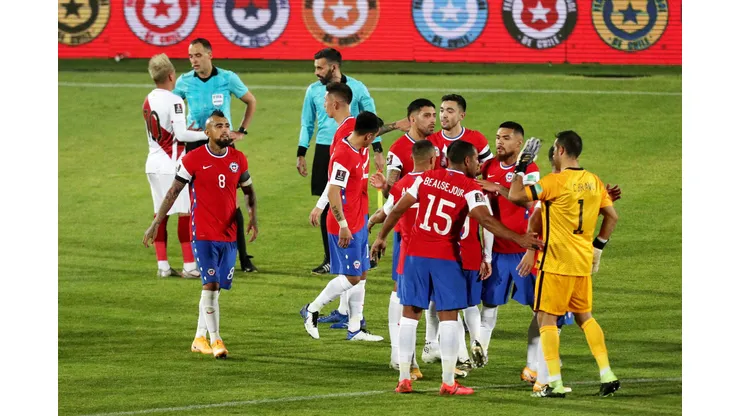 SANTIAGO, CHILE - NOVEMBER 13: Players of Chile celebrate after winning a match between Chile and Peru as part of South American Qualifiers for Qatar 2022 at Estadio Nacional de Chile on November 13, 2020 in Santiago, Chile. (Photo by León Esteban Felix-Pool/Getty Images)