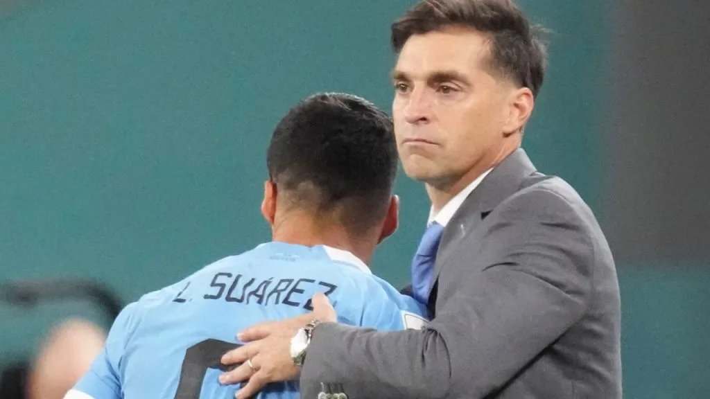 Diego Alonso, junto a Luis Suárez (IMAGO / Xinhua).