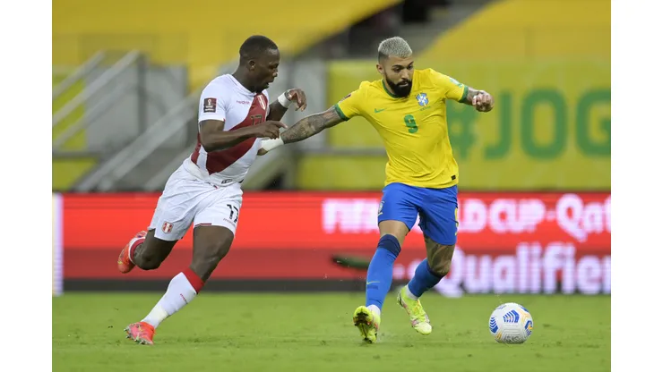 RECIFE, BRAZIL - SEPTEMBER 09: Gabriel of Brazil fights for the ball with Luis Advíncula of Peru during a match between Brazil and Peru as part of South American Qualifiers for Qatar 2022 at Arena Pernambuco on September 09, 2021 in Recife, Brazil. (Photo by Pedro Vilela/Getty Images)