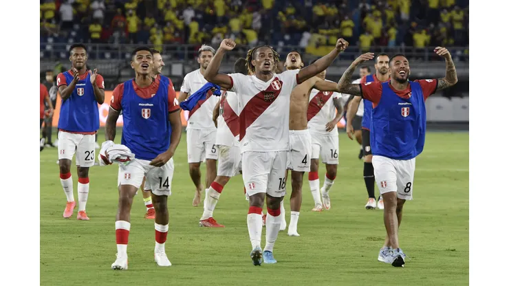 BARRANQUILLA, COLOMBIA - JANUARY 28: André Carrillo of Peru (C) and teammates celebrate after winning a match between Colombia and Peru as part of FIFA World Cup Qatar 2022 Qualifiers at Roberto Melendez Metropolitan Stadium on January 28, 2022 in Barranquilla, Colombia. (Photo by Gabriel Aponte/Getty Images)