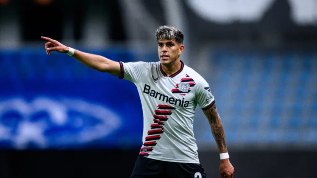 Piero Hincapié con el Bayer Leverkusen pasó de ser titular a suplente sin minutos. Foto: Getty.