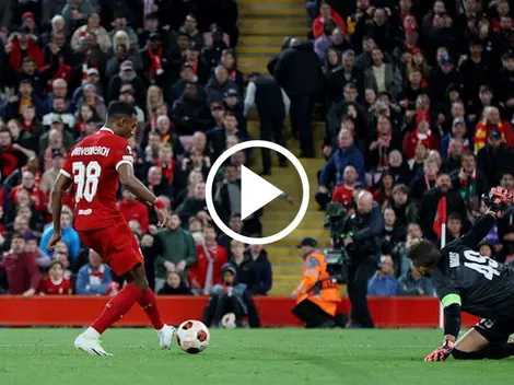 Regalo del arquero y primer gol de Gravenberch con el Liverpool