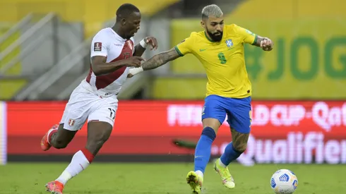 RECIFE, BRAZIL – SEPTEMBER 09: Gabriel of Brazil fights for the ball with Luis Advíncula of Peru during a match between Brazil and Peru as part of South American Qualifiers for Qatar 2022 at Arena Pernambuco on September 09, 2021 in Recife, Brazil. (Photo by Pedro Vilela/Getty Images)