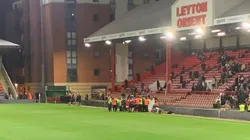 Aficionados de Leyton Orient invaden la cancha para intentar salvar a otro hincha