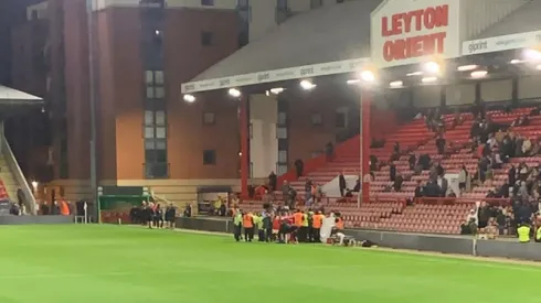 Aficionados de Leyton Orient invaden la cancha para intentar salvar a otro hincha