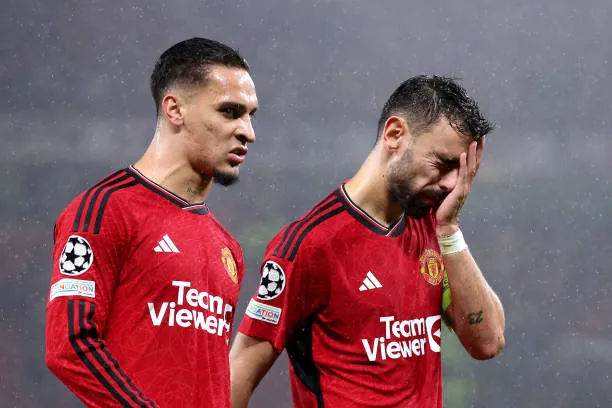Antony y Bruno Fernandes, cabizbajos tras una nueva derrota (Photo by Alex Livesey/Getty Images)
