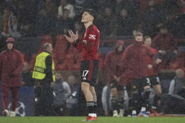 La reacción de Garnacho tras una nueva derrota del United (Photo by Rasid Necati Aslim/Anadolu Agency via Getty Images)