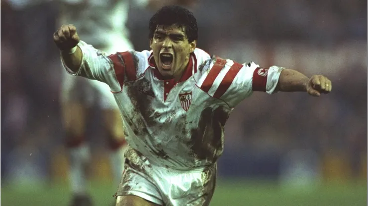 Sevilla reeditó la camiseta que usó Diego Maradona en la temporada 1992/1993 y se agotó en minutos. Getty Images.