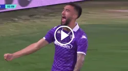 Confusión en el área y Nico González aprovecha para el gol de la Fiorentina a los dos minutos