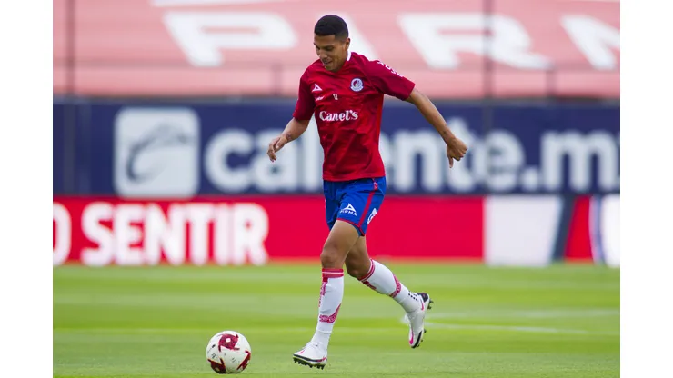 SAN LUIS POTOSI, MEXICO - SEPTEMBER 08: Luis Fernando Leon of San Luis warms up prior the 9th round match between Atletico San Luis and Necaxa as part of the Torneo Guard1anes 2020 Liga MX at Estadio Alfonso Lastras on September 8, 2020 in San Luis Potosi, Mexico. (Photo by Leopoldo Smith/Getty Images)